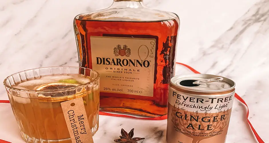 Mix Disaronno and ginger ale